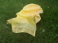 Hedvábný šál zdobený krajkou žlutý 