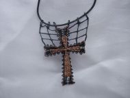 Křížek (náhrdelník černo-bronzový)