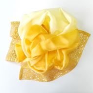 Hedvábný šál zdobený krajkou žlutooranžový