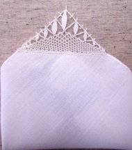 Kapesníček zdobený krajkou bílý (hedvábí)