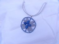 Náhrdelník kolo s květinou modro-stříbný