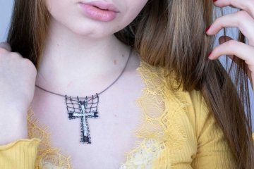 Křížek (náhrdelník černo-stříbrný)